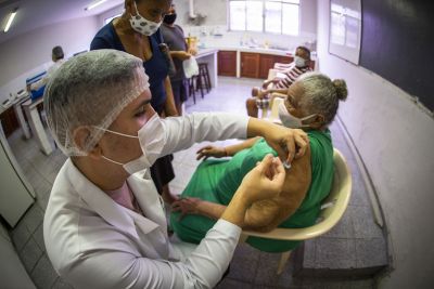 notícia: Idosos de 80 a 82 anos recebem vacinação na Uepa