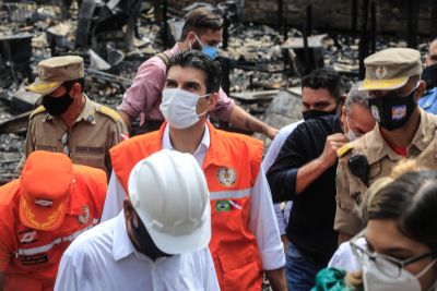 galeria: Governador em Icoaraci - casas que foram destruídas pelo fogo