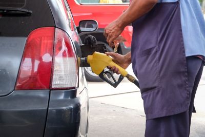 notícia: Confaz define ICMS fixo de R$ 1,22 por litro para gasolina e etanol anidro