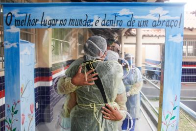 notícia: "Cabine do Amor" garante o abraço entre pacientes e familiares no Hospital de Campanha 