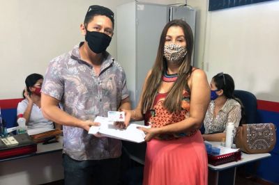notícia: Arcon entrega mais de 200 carteiras de meia passagem aos estudantes de Oriximiná