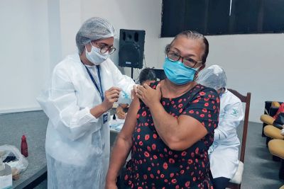 notícia: Lacen inicia vacinação de servidores que atuam na linha de frente do diagnóstico de covid