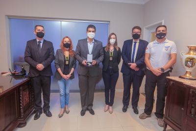 notícia: Governador recebe representantes da Polícia Científica do Paraná 