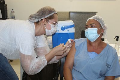 notícia: Vacinação traz esperança para integrantes de grupos prioritários