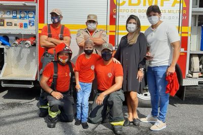 notícia: Menino de 9 anos realiza o sonho de conhecer quartel do Corpo de Bombeiros