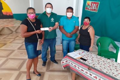 notícia: Na semana da mulher, Emater entrega documentos que garantem direitos a agricultoras de Bujaru