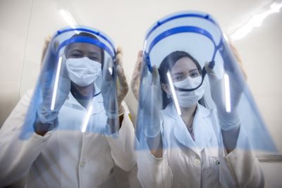 notícia: Projeto da Uepa transforma radiografias em protetores faciais contra a Covid-19