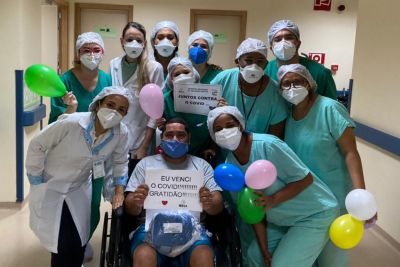 notícia: Profissionais de saúde celebram alta de pacientes de Covid-19 no Abelardo Santos