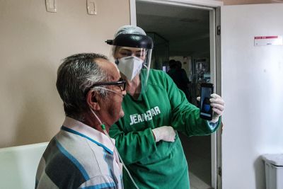 notícia: Videochamadas diminuem a distância entre usuários com Covid-19 do Hospital Jean Bitar e seus familiares 