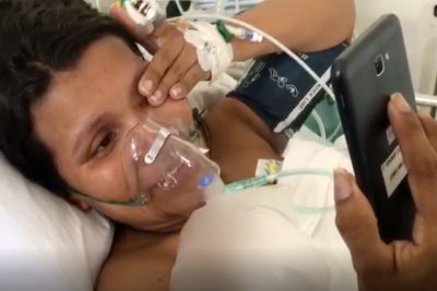 notícia: Mãe internada com Covid-19 vê a filha recém-nascida pela primeira vez por chamada de vídeo