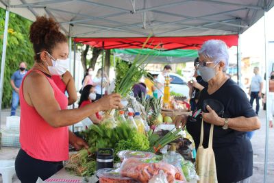notícia: Semas incentiva venda e consumo de alimentos saudáveis na Feira de Agricultura Familiar