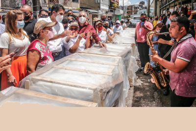 notícia: Estado e Prefeitura entregam equipamentos e cestas básicas para feirantes de Belém