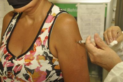 notícia: Idosos e professores começam a ser vacinados contra a gripe