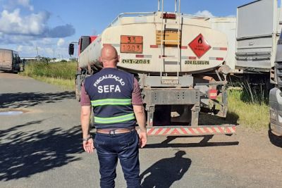 notícia: Sefa apreende caminhão tanque com 10 mil litros de diesel em Altamira