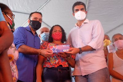 notícia: Famílias de Bragança, no nordeste do estado, recebem títulos de terra e 'Sua Casa' 
