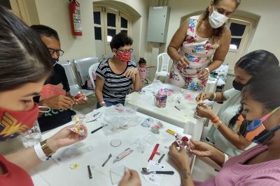 notícia: Familiares de pacientes renais da Santa Casa participam de oficina de produtos artesanais