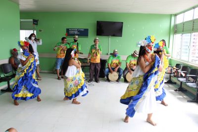 notícia: Paciente leva carimbó para celebrar alta após tratamento no Hospital de Clínicas