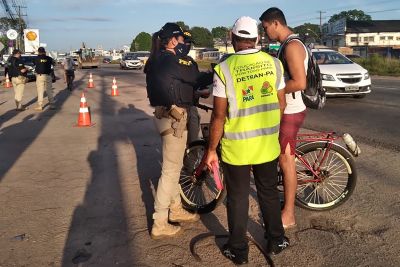 notícia: Detran e PRF orientam ciclistas sobre riscos de acidentes de trânsito