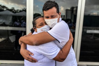 notícia: Após 12 dias na UTI, paciente de 28 anos é extubado e recebe alta no Hospital de Campanha do Hangar