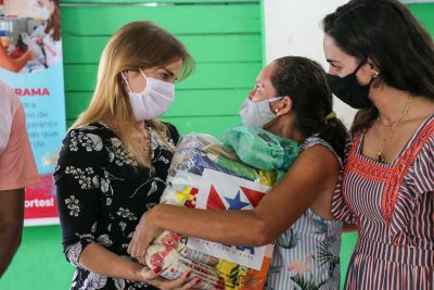 notícia: Famílias de Ananindeua recebem doações de cestas de alimentos e kits de higiene