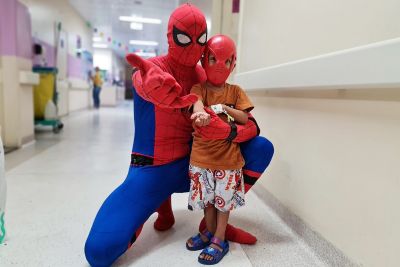 notícia: Menino vive a fantasia de brincar com o Homem-Aranha no Hospital Oncológico Infantil