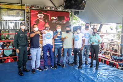 notícia: Atletas de boxe do projeto 'Nocaute na Violência' homenageiam a Polícia Militar