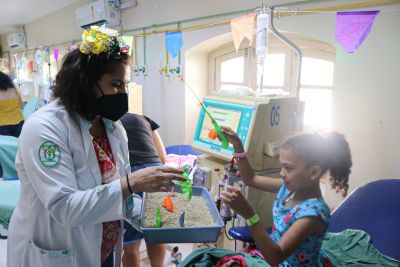 notícia: Crianças em tratamento renal na Santa Casa participam de programação junina