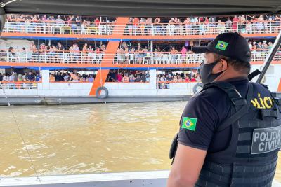 notícia: Barco com 1,6 mil pessoas que seguia para festa no Cotijuba é apreendido em um porto de Belém