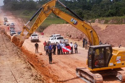 notícia: Governador vistoria a obra de construção e pavimentação da PA-256, no trecho de Ipixuna do Pará
