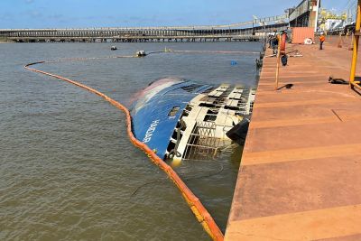 notícia: Semas vistoria serviço de reflutuação de navio encalhado em Barcarena