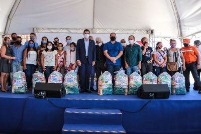 notícia: Vítimas de incêndios no Telégrafo e Curió-Utinga recebem cestas de alimentos do Estado