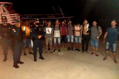 notícia: Policiais do 18º BPM resgatam passageiros de embarcação à deriva no Rio Amazonas
