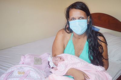 notícia: Mãe que estava intubada com Covid se emociona ao encontrar recém-nascida pela primeira vez