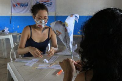 notícia: Moradores do Bengui recebem aula de origami em atividade da Semas no TerPaz