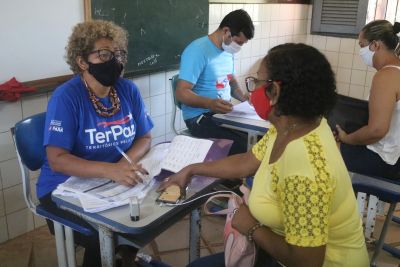 notícia: Moradores do Icuí-Guajará, em Ananindeua, recebem ação de registro e cadastro para emprego formal 
