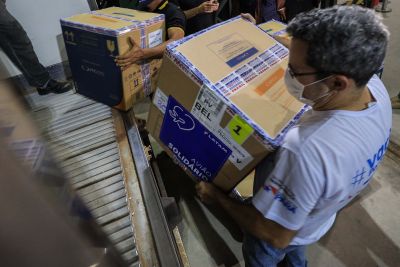 notícia: Chegaram ao Pará, na madrugada deste sábado, mais de 218 mil doses de vacinas da Pfizer