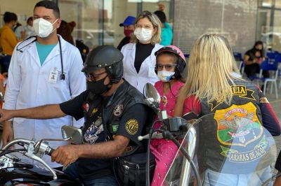 notícia: Após 35 dias sem andar, menina de 11 anos deixa Hospital Abelardo Santos sobre uma motocicleta