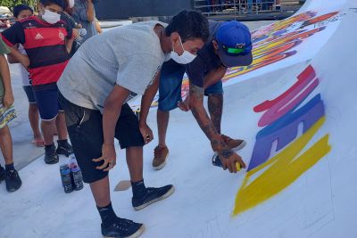 notícia: Em oficina de grafite, crianças colorem trajeto do Circuito Seel de Skate Street