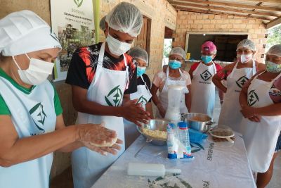 notícia: Emater realiza oficina sobre aproveitamento da macaxeira em localidade das ilhas de Ananindeua