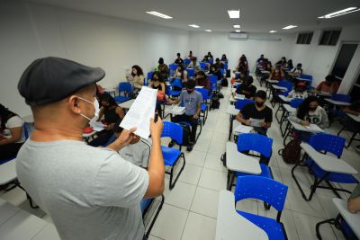 notícia: Quase 3.500 alunos já reforçam os estudos pelo Polo Metropolitano Pré-Enem