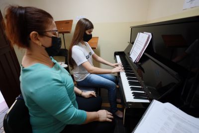 notícia: Instituto Carlos Gomes forma técnicos em Música