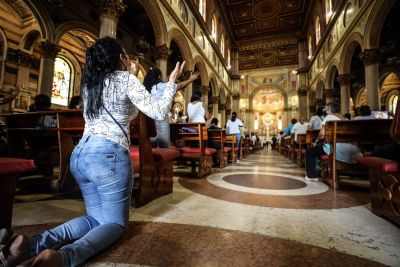 notícia: Cerimônia da “Descida do Glória” faz percurso inédito e emociona fiéis, na Basílica de Nazaré  