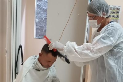 notícia: Hospital Regional em Paragominas mobiliza voluntário e garante corte de cabelo a pacientes