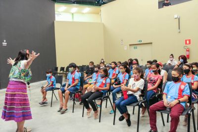 notícia: Estudantes da rede pública participam de uma programação de incentivo à leitura na Usina da Paz, em Ananindeua