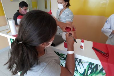 notícia: HRPC reúne acompanhantes de pacientes e confecciona decoração de natal com materiais recicláveis