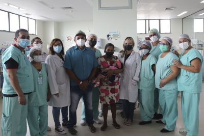 notícia: Bebê de 7kg e 61 cm, que nasceu na Santa Casa do Pará, recebe alta hospitalar