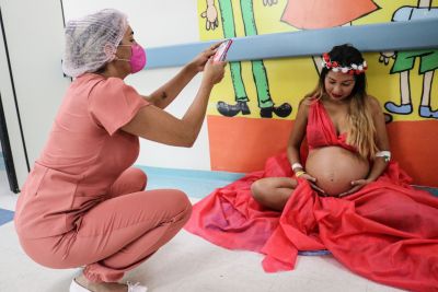 notícia: Projeto 'Um click de amor' proporciona ensaio fotográfico de gestantes internadas na Santa Casa