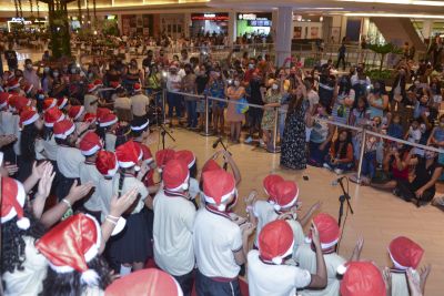 notícia: Alunos da rede pública estadual fazem apresentação natalina em shopping