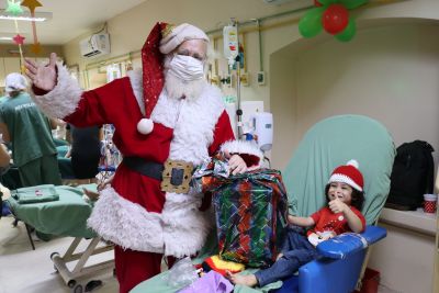 notícia: Mobilização solidária garante programação de Natal de crianças atendidas na área de terapia renal da Santa Casa