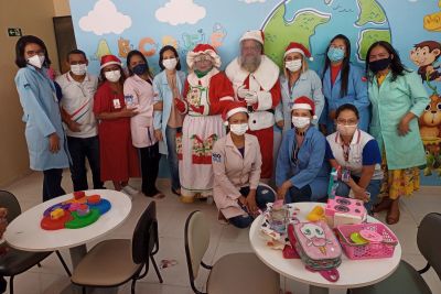 notícia: Crianças atendidas no Ambulatório de Pediatria da Santa Casa e Parapaz têm Festa de Natal  